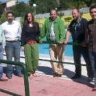 Autoridades y empresa ayer en la inauguración de las piscinas