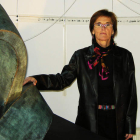 La artista posa junto a una de sus creaciones.