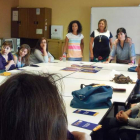 La concejala de la Mujer, de pie en el centro, en una de las reuniones del programa Clara.