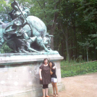 Silvia (izquierda), con una amiga en uno de los múltiples parques que rodean Berlín.