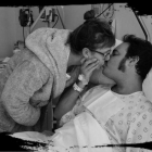 Uka y su mujer Carolina besándose después de la intervención.