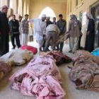 Los iraquíes recogen los cuerpos de los muertos tras los bombardeos de las tropas americanas