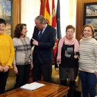 El alcalde de León, Antonio Silván, ha recibido esta mañana a la Águeda Mayor, Ana Villalba Jove, y a otras representantes de la Asociación Cultural ‘Las Águedas’ con motivo de la celebración de su festividad.