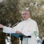 El papa Francisco, durante sus discurso, este domingo, en Cagliari (Cerdeña).