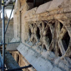 Las cresterías de la torre sur antes y después de la restauración de 1999.