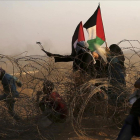 Manifestantes palestinos lanzan piedras contra los soldados israelís en las protestas de este viernes en Khan Younis, en el sur de la frontera de Gaza.