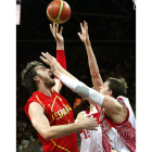 Pau Gasol pelea el balón con Alexey Shved correspondiente al grupo B de la fase preliminar.