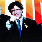En pantalla y desde Bruselas, Carles Puigdemont y los consellers cesados, Clara Ponsatí y Lluís Puig. TONI ALBIR