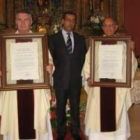 Marcos Lobato y Antonio Díez posan acompañados de representantes de la junta vecinal de Robledo