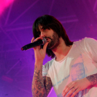 El concierto de Melendi atrajo a miles de personas que llenaron el Bembibre Arena.