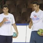 Molina, izquierda, durante un entrenamiento con el Ademar.