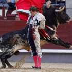 El mexicano Arturo Saldívar da un pase a su segundo toro.