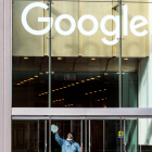 Un operario limpia en la sede de oficinas de Google. EFE