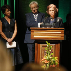 La reina Sofía, durante su discurso en la gala 'Mano Amiga' de Alzhéimer León. Detrás, Irma Soriano y Luis del Olmo, presentadores del acto.