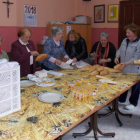 Los voluntarios de Cáritas preparando los bocadillos. PLANILLO