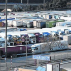 Camiones con mercancías para exportación en un estacionamiento de La Jonquera, en febrero pasado.