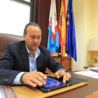 El presidente del Consejo Comarcal, Alfonso Arias, en su despacho del Edificio Minero.