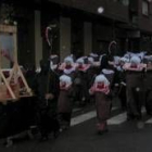 Los participantes en el carnaval de Cistierna desfilaron bajo la nieve