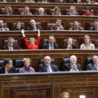 Los socialistas aplauden al ministro de Economía, Pedro Solbes, tras la aprobación de los Presupuest