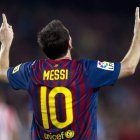 El delantero argentino del Barcelona, Lionel Messi, celebra su tercer gol, el quinto de su equipo, frente al Atlético.