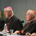 De izquierda a derecha, los arzobispos Rino Fisichella, Gerhard Mueller, el cardenal Marc Ouellet y el portavoz vaticano Federico Lombardi, en la presentación de la encíclica.