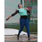 Sabina Asenjo lleva a cabo un lanzamiento durante una jornada de entreno.
