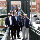 Fernández Briera, Silván y Fidalgo, ayer en la renovada pasarela de Trobajo del Cerecedo. MARCIANO