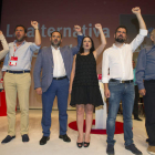 Destacados miembros del PSOE, Tudanca y Demetrio Madrid cantan la Internacional para finalizar el congreso. MARIAM A. MONTESINOS
