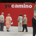 Un grupo de gente a la entrada de la exposición «Yo camino».