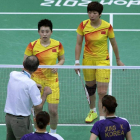 La pareja china Yu Yang y Wang Xiaoli recibe la reprimenda del árbitro por su actitud.