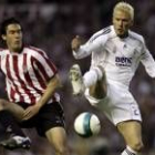 Fernando Llorente observa como David Beckham controla un balón en el césped de San Mamés