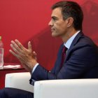 El presidente del Gobierno, Pedro Sánchez, en un acto en su gira por Bolivia. JJ GUILLÉN
