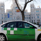 Un vehículo de Medio Ambiente pasa ante la sede del Ayuntamiento de Madrid, ayer.