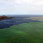 La mancha provocada por la erupción tiene una superficie mayor que la propia isla.