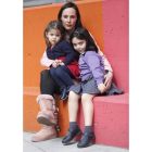 Sanda Llanos Martín con sus hijos.