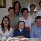 Sor Aurora, reunida junto a sus familiares con motivo de la celebración de sus cien años