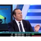 El presentador de 'El Cascabel' de 13TV, Antonio Jiménez, riéndose de lo sucedido en Manchester.
