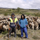 Gregorio Fidalgo y Violeta Alegre hacen la trashumancia corta desde el Órbigo a la montaña, con parada en Omaña dos meses de primavera. MARCIANO PÉREZ