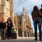 Cinco de las presas que han disfrutado el último permiso penitenciario para mujeres se dan cita en la plaza de la Catedral, un punto de encuentro común.