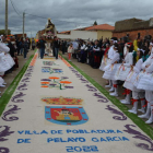 Imagen de la alfombra de arena de colores que solo pisa la Virgen al final de la procesión. MEDINA