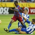 El delantero del Barcelona Samuel Eto'o supera a los jugadores alavesistas Edu Alonso y Astudillo