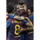 Piqué, Fábregas, Iniesta y Busquets abrazan a Alexis tras el primer tanto del Barça.