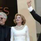 Pedro Almodóvar, Marisa Paredes y Antonio Banderas, ayer en el estreno en Cannes de -˜La piel que ha