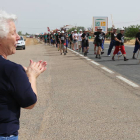 El homenaje en forma de aplauso a los mineros de la III Marcha Negra. Fue durante la séptima etapa, el 28 de junio de 2012. Esa imagen, de reconocimiento espontáneo, se repitió durante todo el camino a Madrid, la gente salía a la carretera para mostrar su apoyo a los mineros leoneses. FOTO NORBERTO