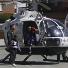 Los pequeños disfrutan de las habilidades de los pilotos de la Guardia Civil. FERNANDO OTERO