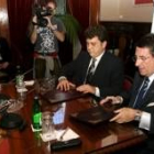 El alcalde Carlos López Riesco firmó ayer el convenio con el alcalde coruñés, Francisco Vázquez,