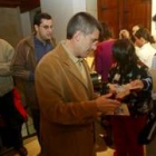 El alcalde de León acudió a la inauguración de la exposición en la Casa de las Carnicerías