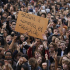 Cientos de estudiantes se manifiestan contra la expulsión de Leonarda Dibrani, este jueves en París.