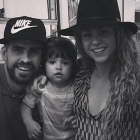 Piqué y Shakira flanquean a su hijo Milan durante su trayecto en el funicular del Tibidabo.