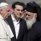 El Papa, recibido por el primer ministro griego, Alexis Tsipras, y el patriarca de la iglesia ortodoxa griega, Bartolomé I, en Lesbos.